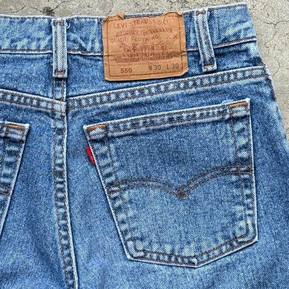 Vintage 90’s Levi’s 550 Light Blue Wash Jeans - Picture 4 of 8